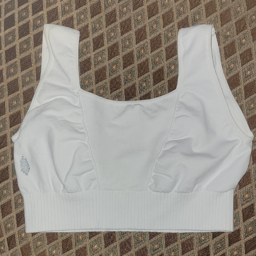 🦜Free People White Seamless Sports Bra